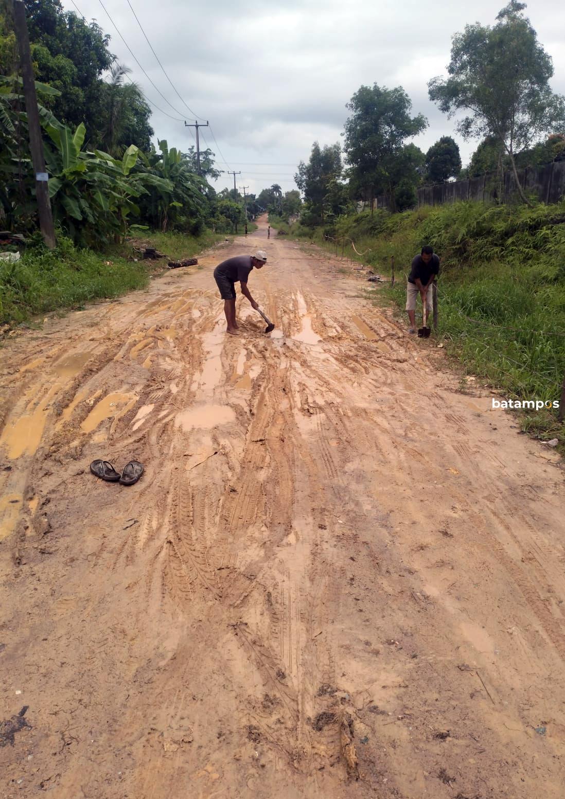 Jalan Tak Kunjung Dibangun Dalil Harahap11