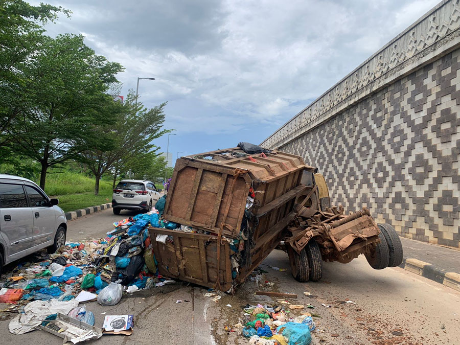 truk sampah terguling