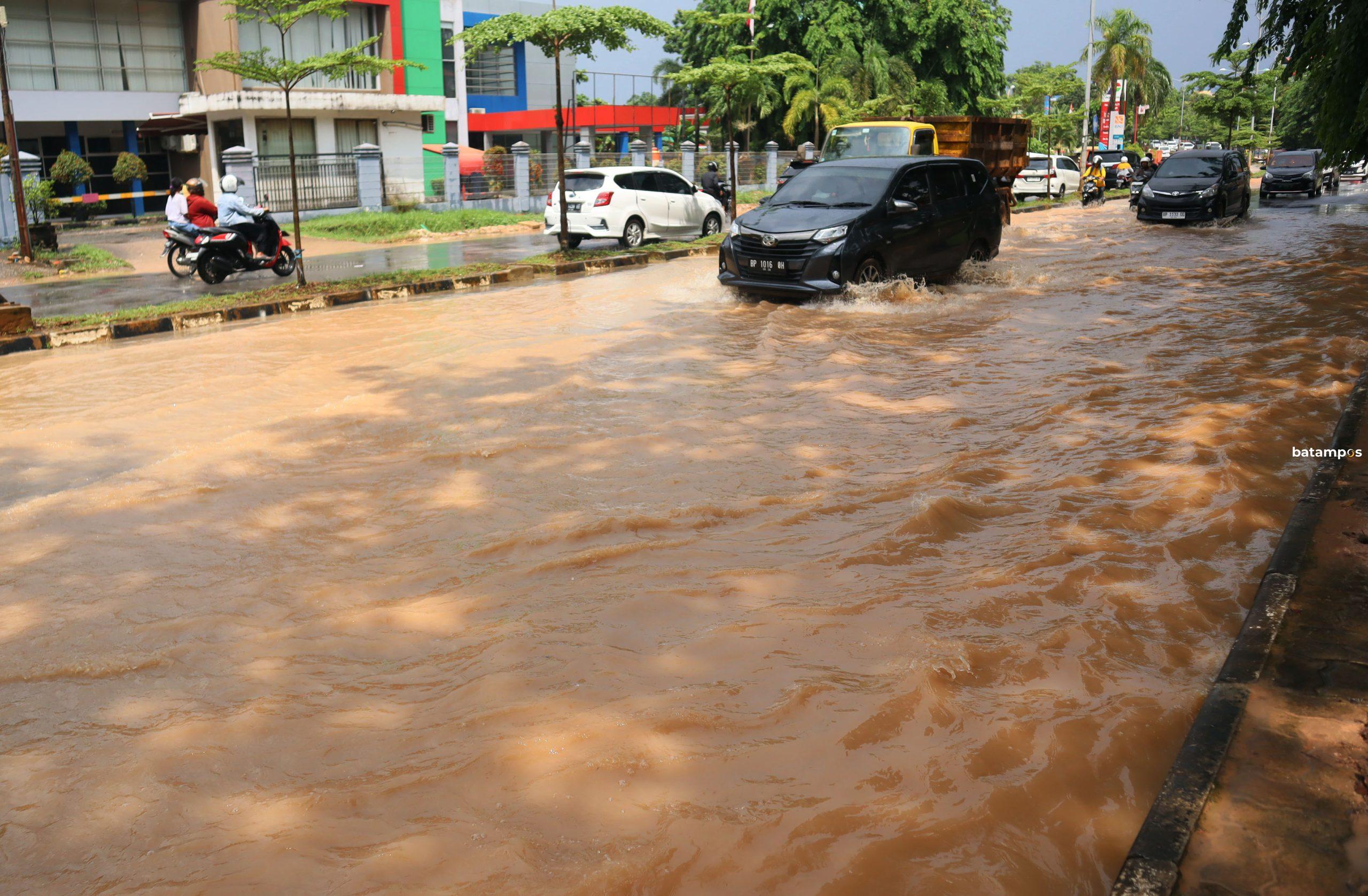 Hujan Deras Sesaat, Ruas Jalan Batam Banjir - Metropolis