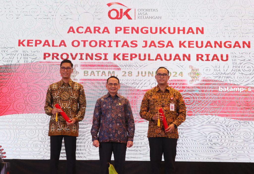 Pengkuhan Kepala OJK Kepri 2 F Cecep Mulyana