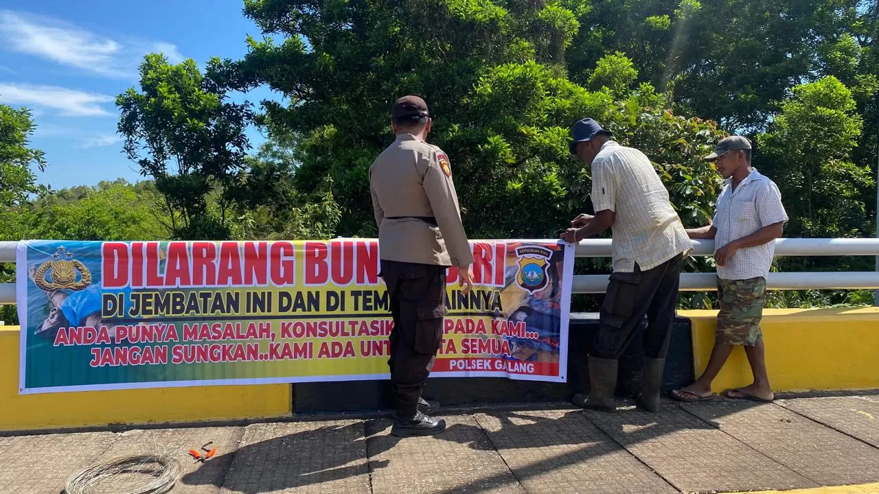 polisi pasang spanduk di jembatan Barelang