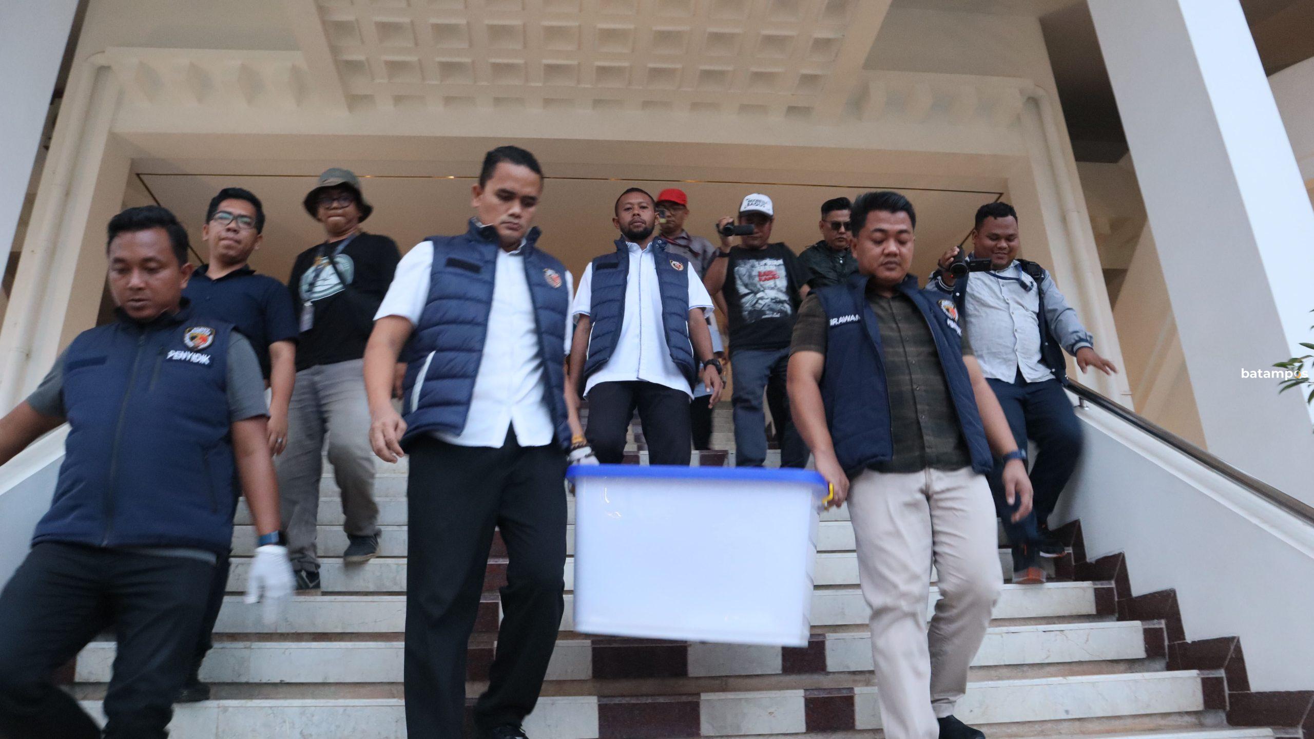 Polisi Geledah Kantor BP Batam, Sita Dokumen Terkait Kasus Korupsi Revitalisasi Dermaga Utara Polisi Geledah Kantor BP Batam, Sita Dokumen Terkait Kasus Korupsi Revitalisasi Dermaga Utara
