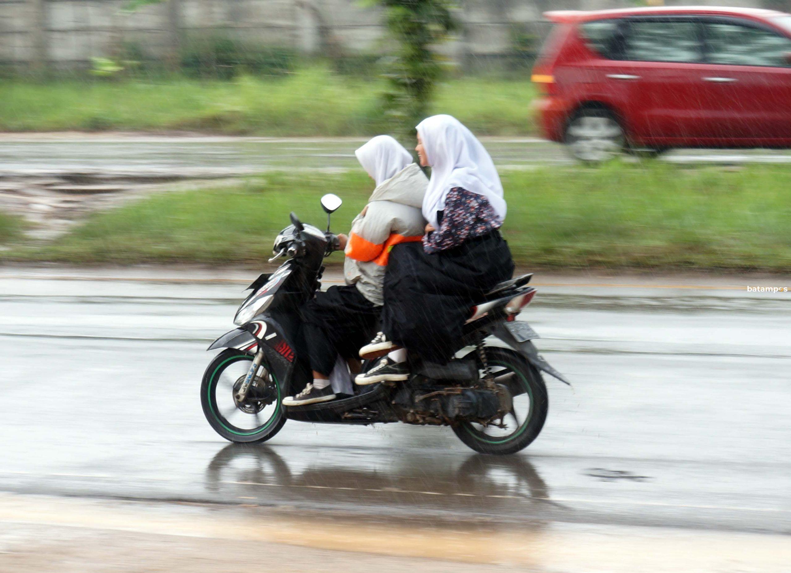 Pelajar Pakai Motor Dalil Harahap scaled