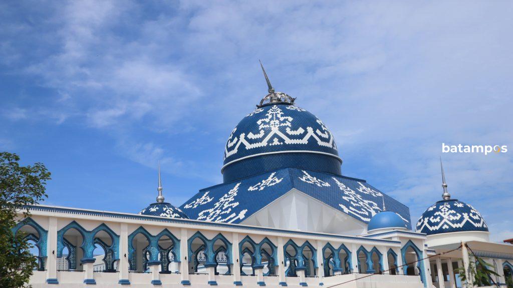 Tiang penangkap petir di kubah Masjid Agung Raja Hamidah Batam bengkok 1 F Cecep Mulyana