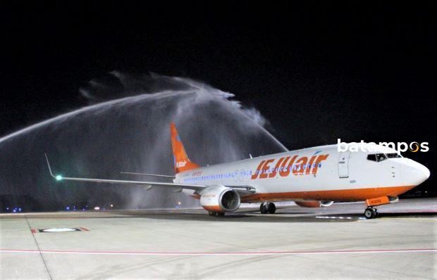 2023 05 20 jeju air mengoperasikan penerbangan charter menuju batam 189 turis korea tiba di bandara hang nadim