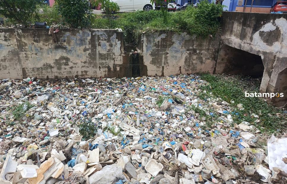 Kelakuan manusia membuang sampah di sungai. 

(f. Eusebisius / Batam Pos)