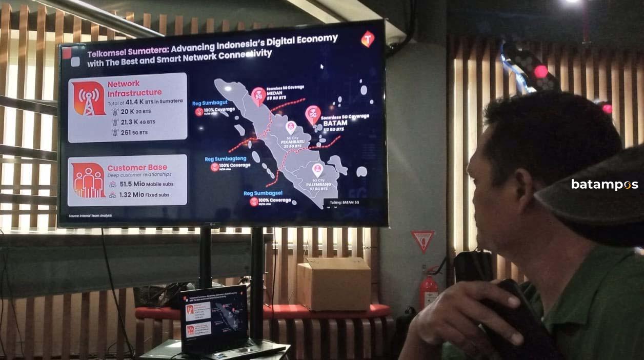 Infrastruktur jaringan Telkomsel wilayah Sumatera, termasuk Provinsi Kepulauan Riau yang dipaparkan pada saat perluasan jaringan 5G Batam di Gedung GrhaPARI Telkomsel di Batam pada 16 Juni 2025. 