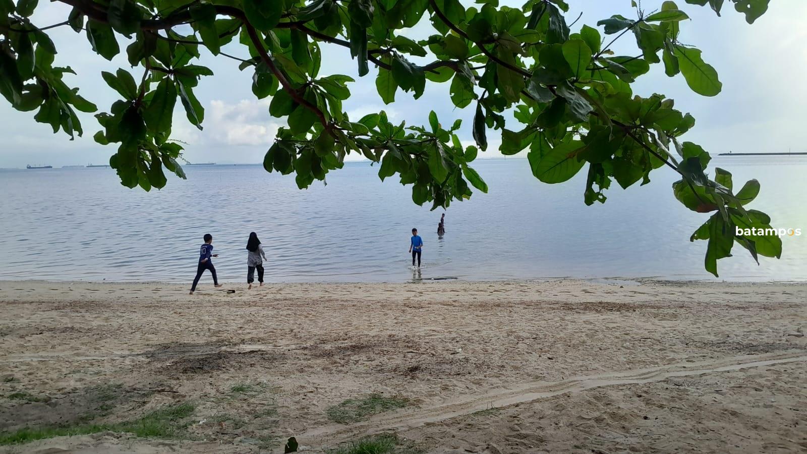 Bersantai di salah satu pantai di Batam