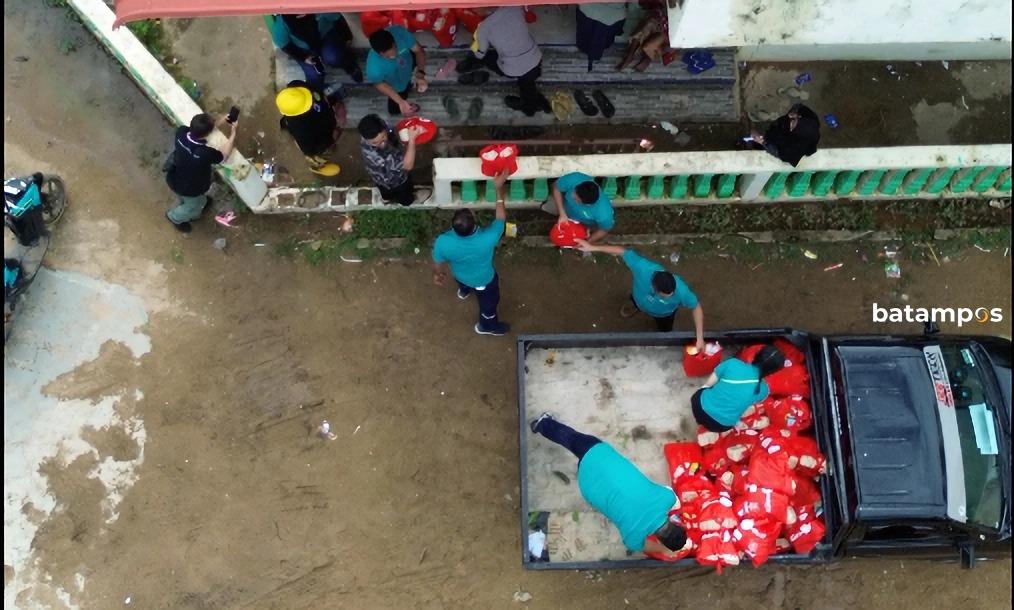 Karyawan BSSTEC membagikan sebagian dari 700 paket bingkisan kepada masyarakat. 