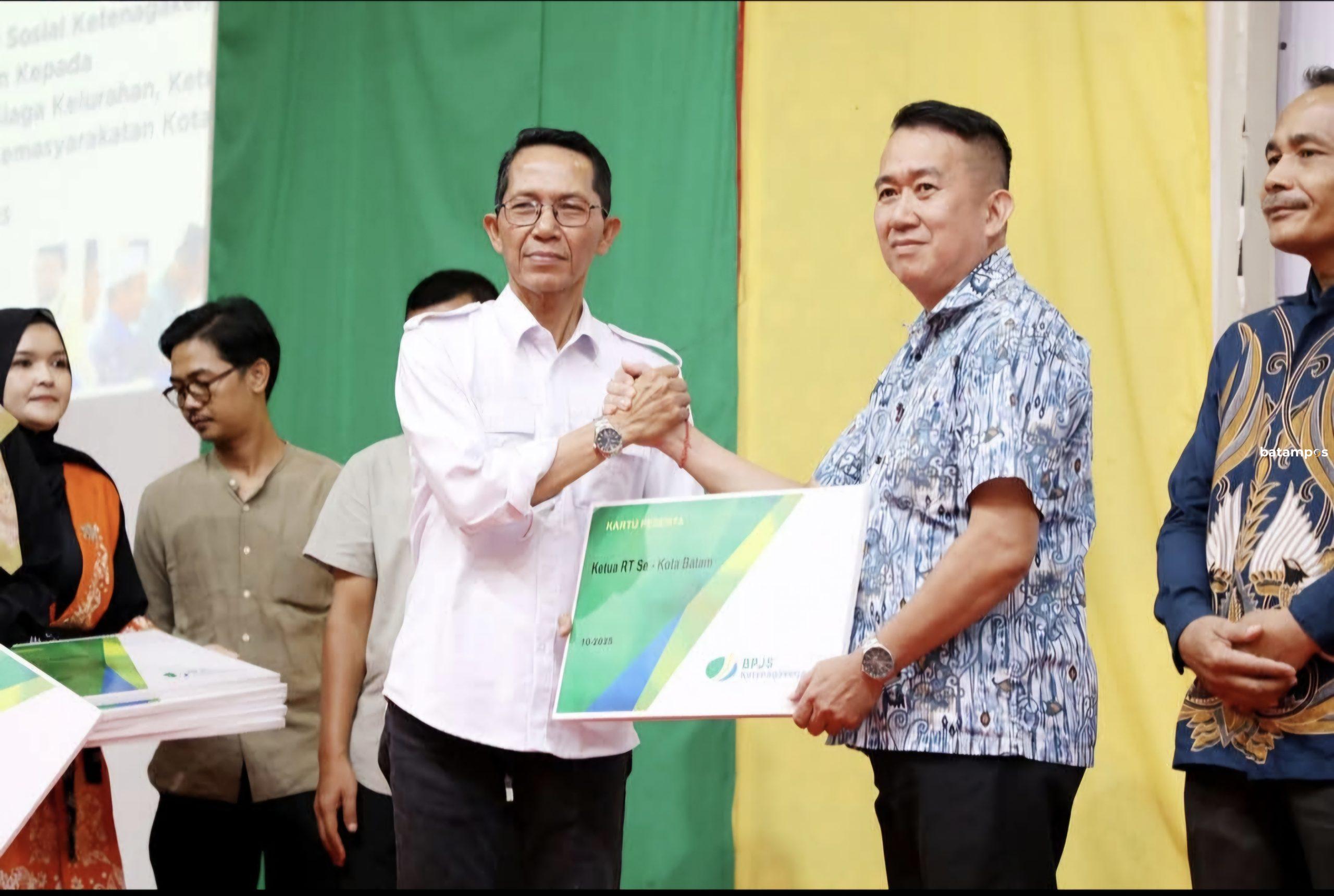 Wali Kota Batam Amsakar Ahmad meresmikan Program Perlindungan Sosial Pekerja Rentan bersama BPJS Ketenagakerjaan