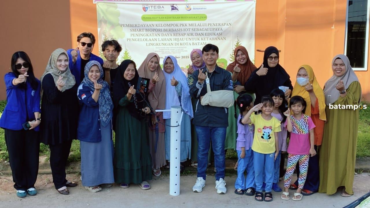 ITEBA dampingi PKK RW 21 Batam dengan Smart Biopori berbasis IoT, solusi ramah lingkungan kurangi genangan dan tingkatkan kesadaran hijau.