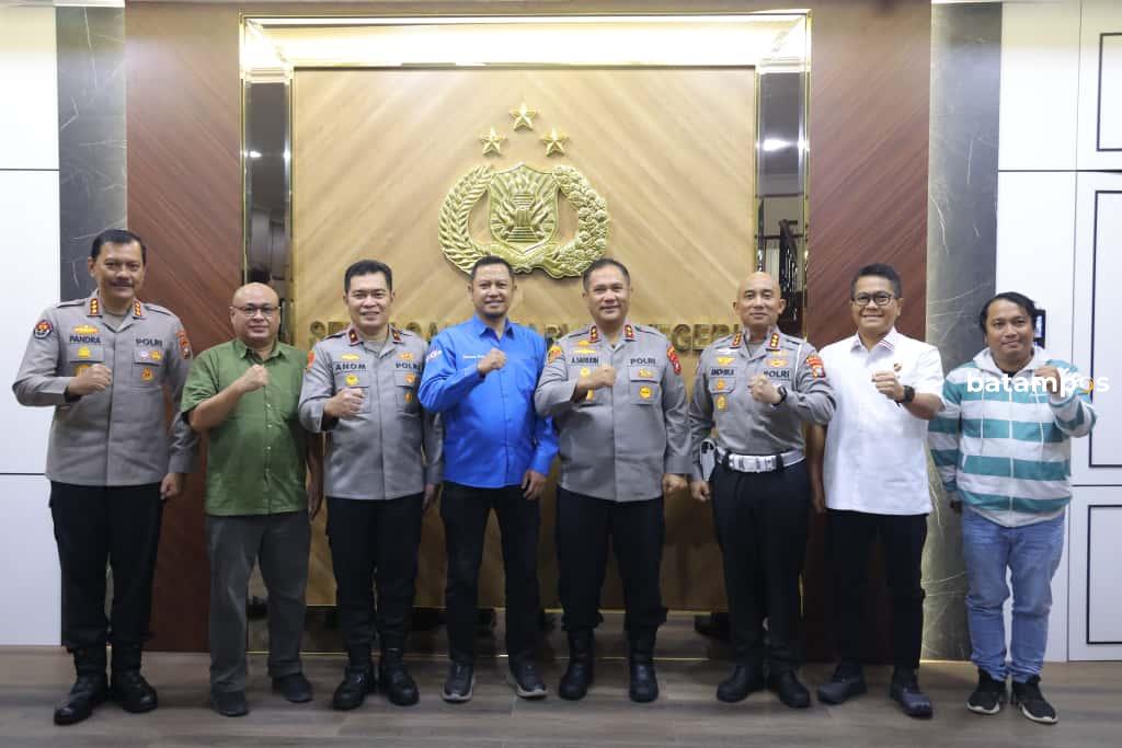 Kapolda Kepri Irjen Pol Asep Safrudin bersama Wakapolda Kepri Brigjen Pol Anom Wibowo dan pejabat utama Polda Kepri berfoto bersama Direktur Batam Pos Yusuf Hidayat beserta jajaran saat kunjungan silaturahmi di Mapolda Kepri, Rabu (17/9).