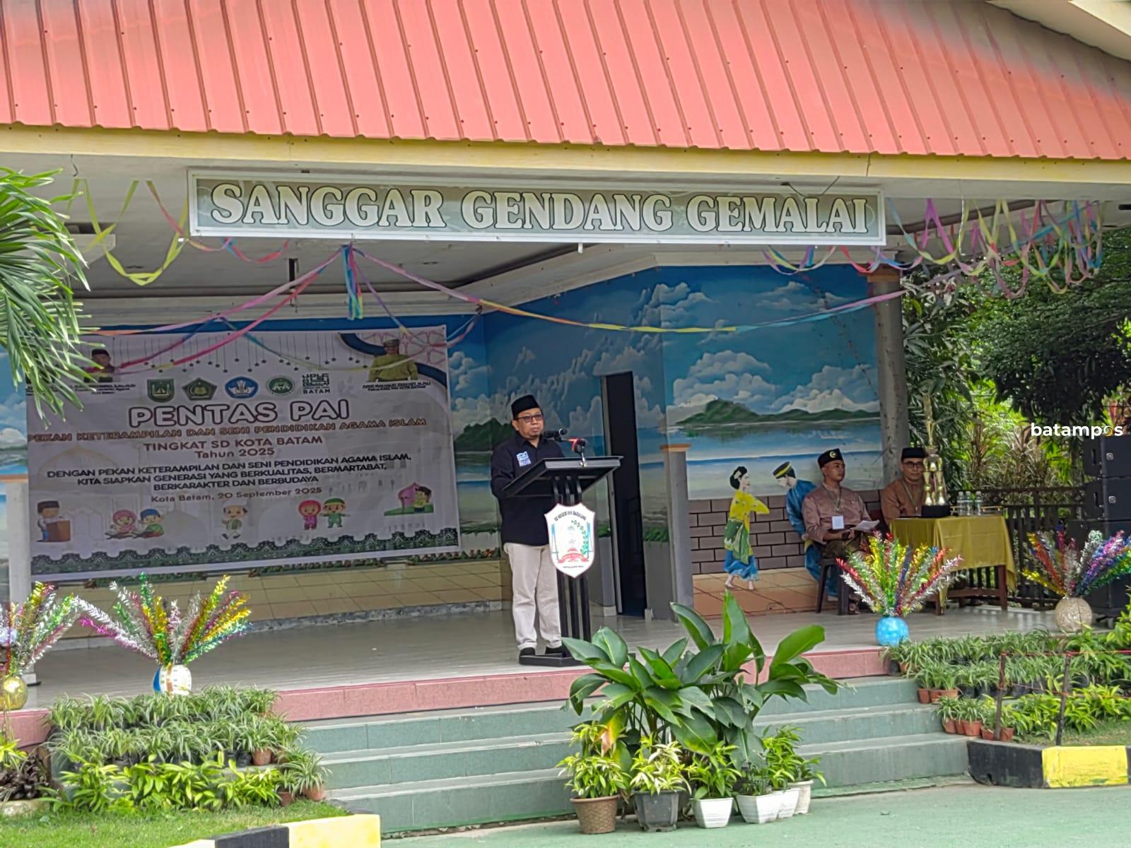 Ketua LAZ Batam Syarifuddin menyerahkan dukungan simbolis pada kegiatan PENTAS PAI tingkat Kota Batam di SDN 010 Sagulung, Sabtu (20/9/2025).