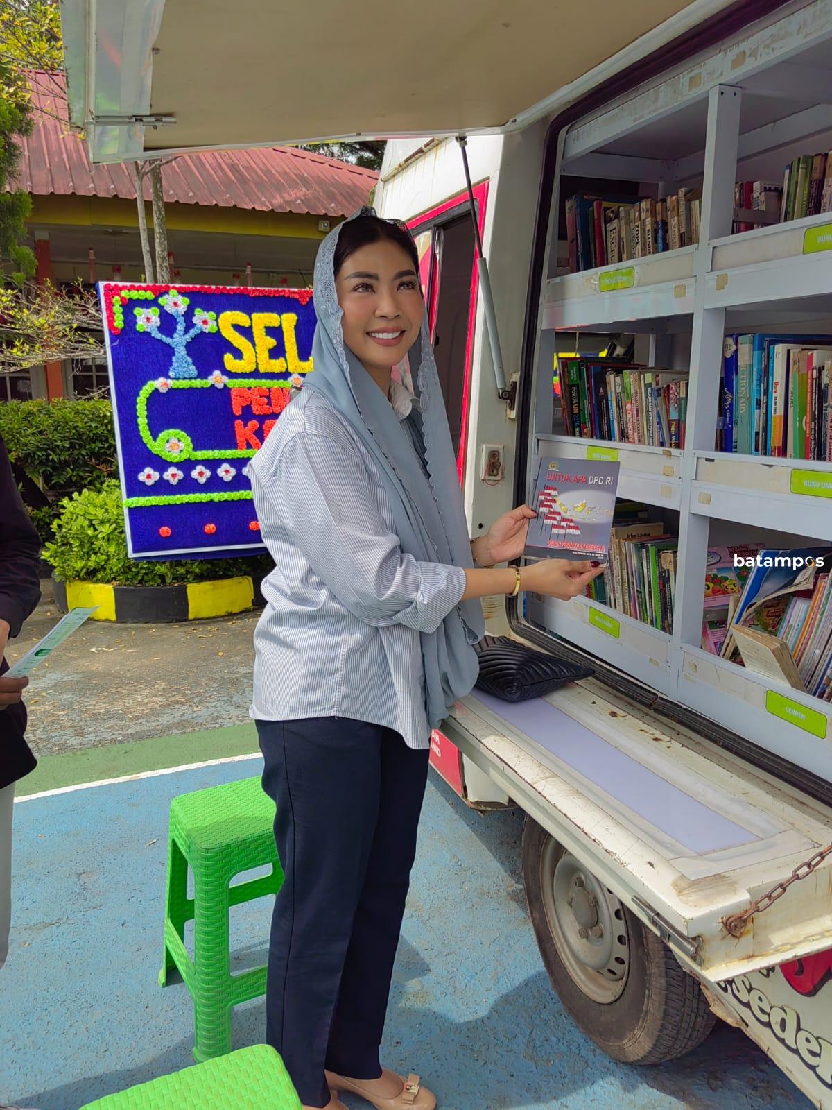 Senator DPD RI Dapil Kepri, Dwi Sekar Ajeng Respaty, membaca buku di dalam Mobil Pintar LAZ Batam saat kunjungan program literasi di salah satu sekolah Kota Batam.