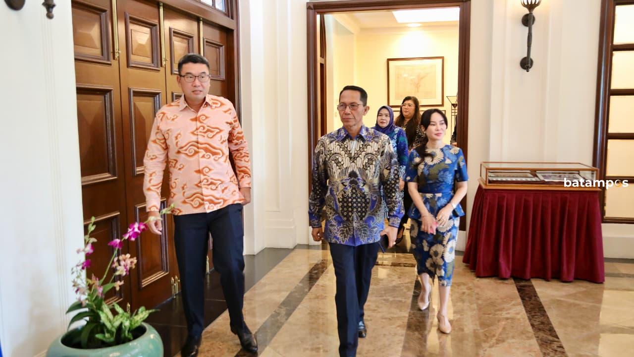 Amsakar Achmad menegaskan Batam dan Singapura terhubung layaknya sahabat dekat. Kedekatan itu tercermin dari investasi Singapura di Batam yang mencapai Rp7,9 triliun pada Semester I 2025.