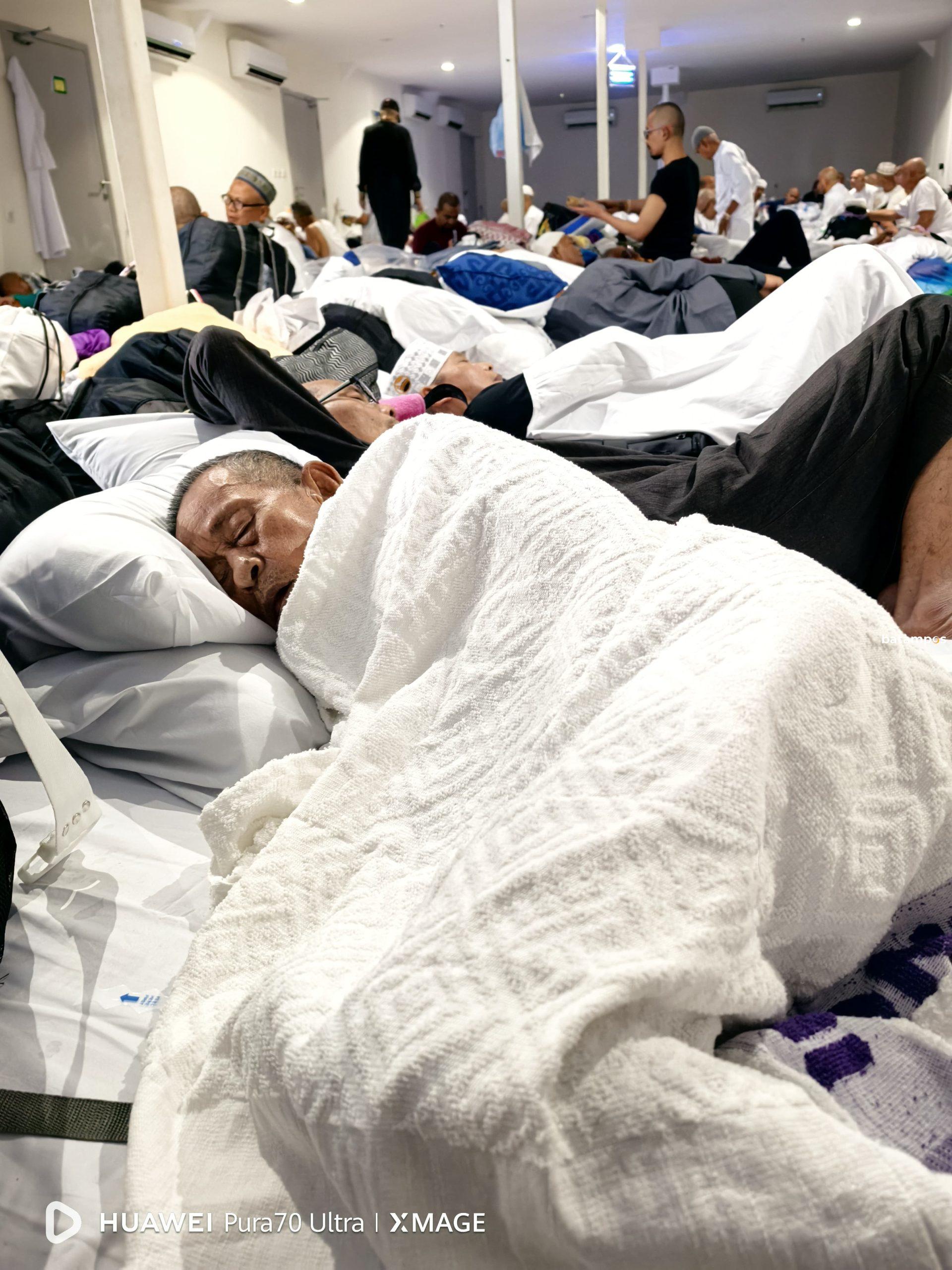 Cerita pelanggan lansia: Telkomsel hadir bukan sekadar operator, tapi sahabat setia dalam perjalanan ibadah haji hingga pulang kembali.