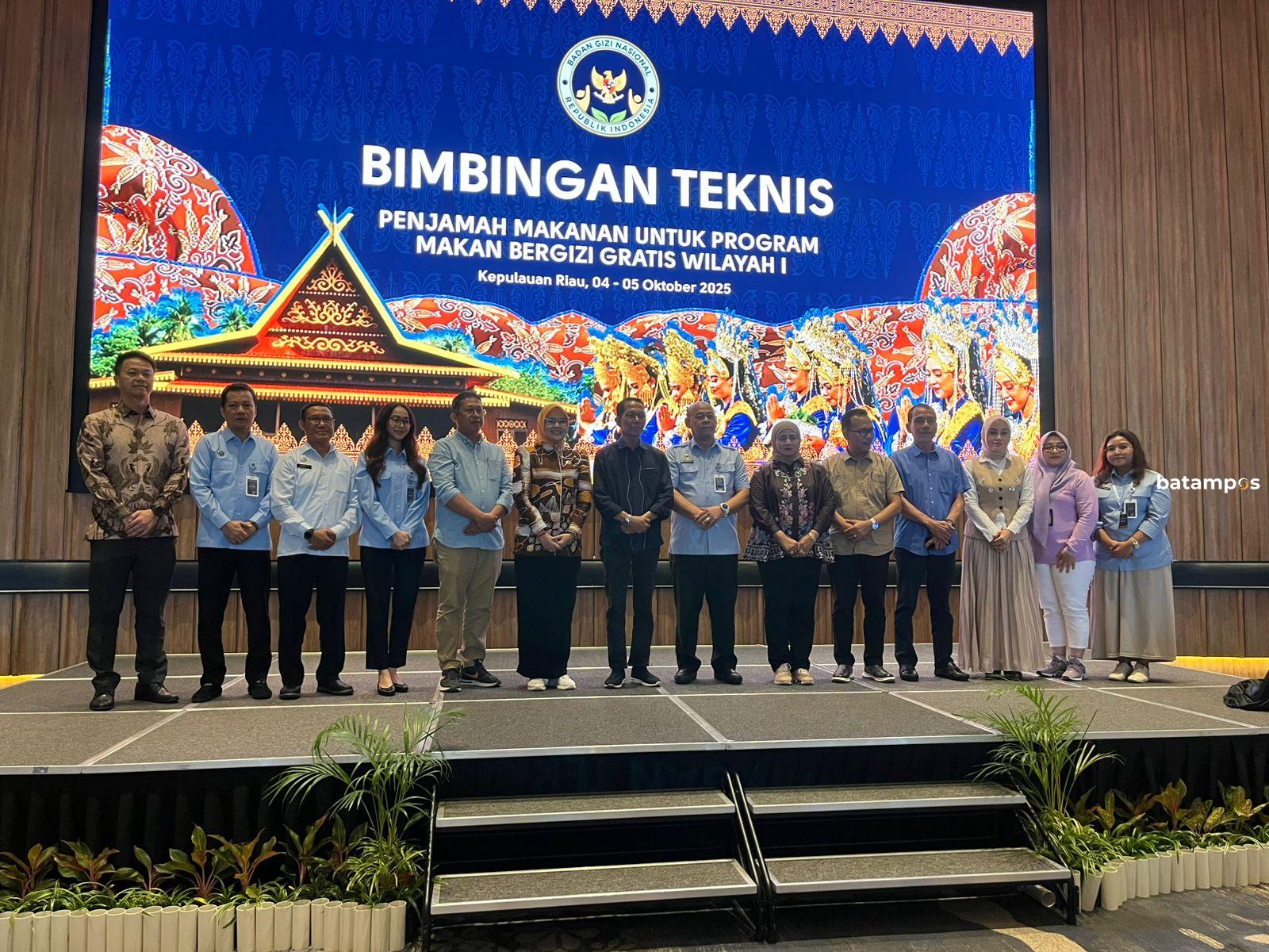 Para penjamah makanan mengikuti Bimbingan Teknis Program Makan Bergizi Gratis di Hotel Grand Mercure Batam Center, Sabtu (4/10), untuk meningkatkan pemahaman tentang keamanan dan higienitas pangan bagi anak-anak.