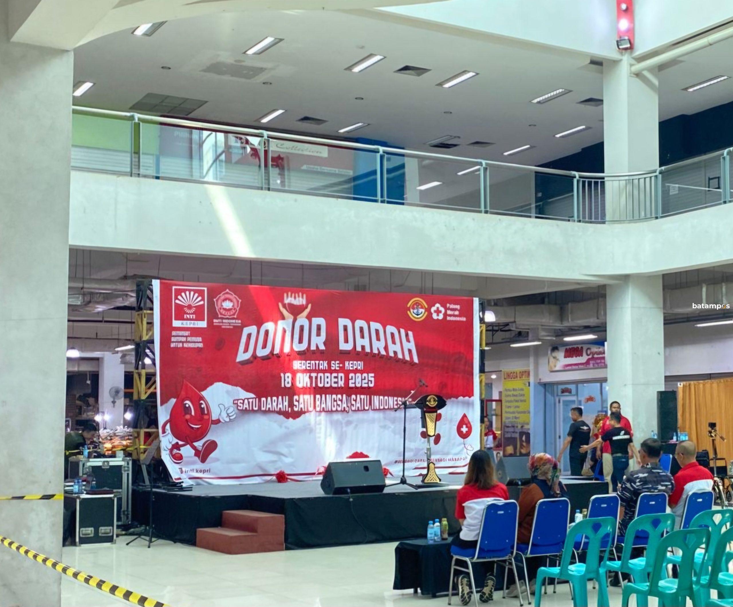 Ketua Panitia INTI Kepri, Willy, dan Ketua Panitia BMTI, Robin, meninjau proses donor darah di Mall Top 100 Tembesi, Sagulung, Sabtu (18/10).