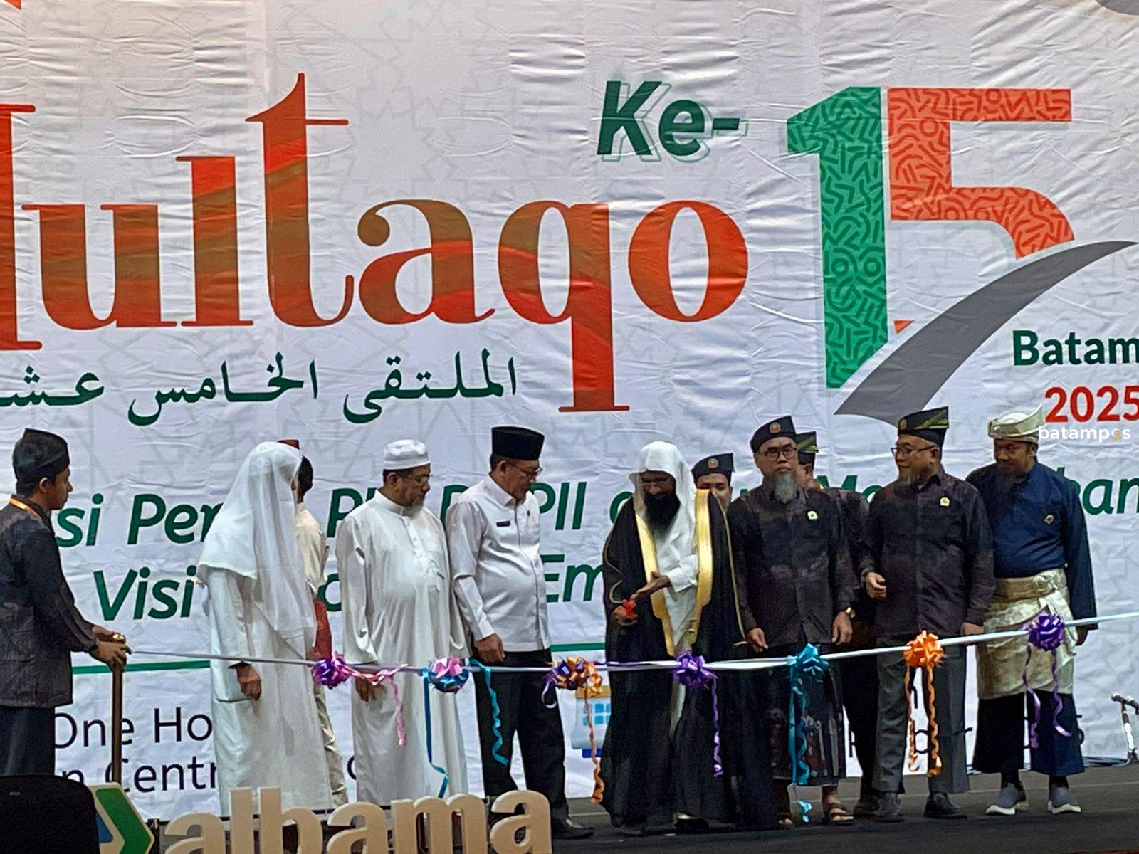 Ketua Atase Agama Kedutaan Besar Arab Saudi, Sheikh Ahmed bin Essa Al Hazimi, bersama perwakilan Pemerintah Provinsi Kepri dan pengurus PULDAPII menghadiri kegiatan nasional di Batam, Rabu (22/10/2025).