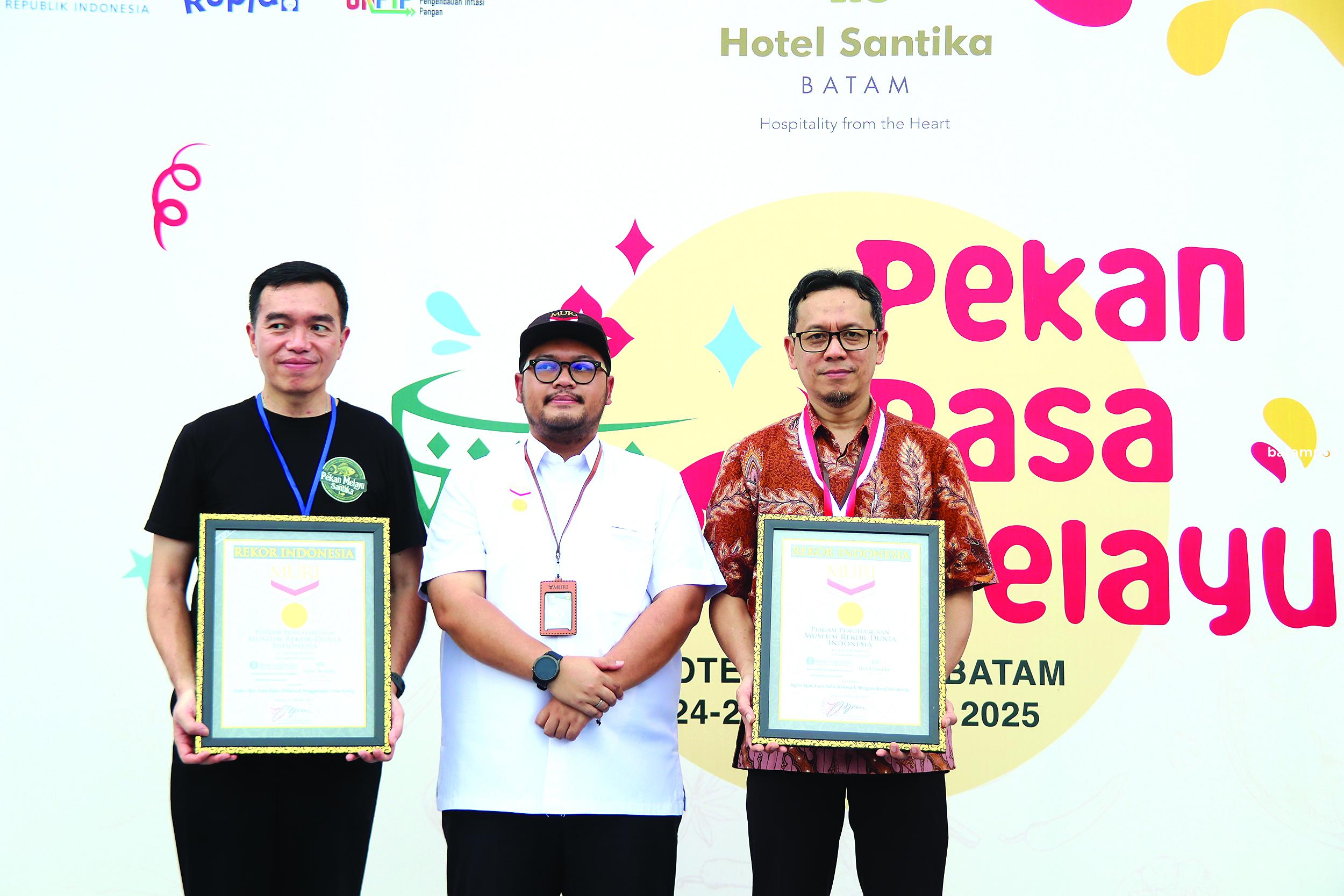 Ribuan porsi ikan asam pedas tersusun rapi di depan Hotel Santika Batam dalam ajang pemecahan rekor MURI yang digelar Bank Indonesia Kepri. Ratusan pengunjung memadati arena Pekan Rasa Melayu sambil menikmati sajian kuliner khas Melayu