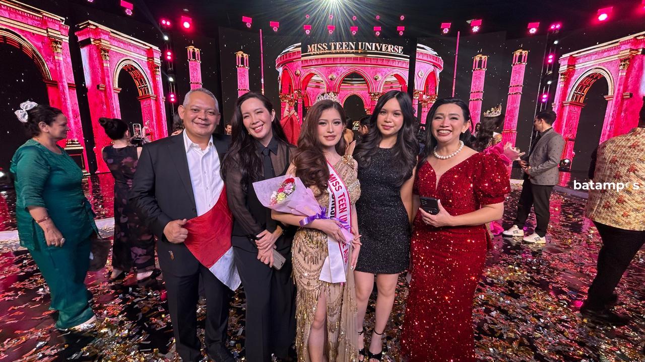 Belva Angeline Githa mengenakan kostum nasional bertema “Ratu Kencana Wungu” berwarna emas dan ungu saat menerima mahkota Miss Teen Universe Asia 2025 di Jaipur, India.