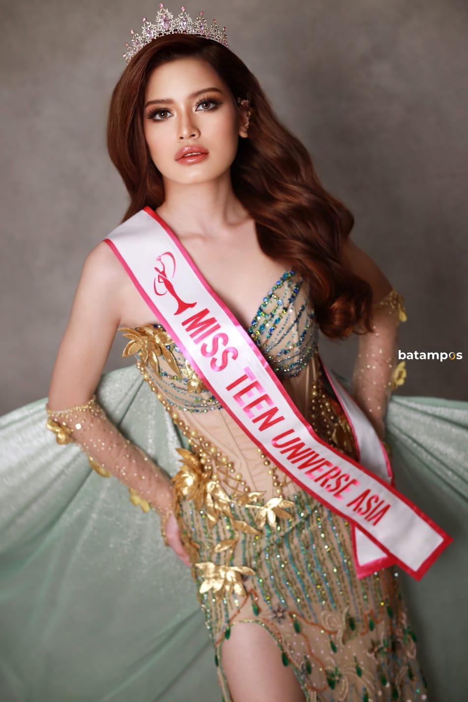 Remaja Batam, Belva Angeline Githa, berdiri anggun di atas panggung Miss Teen Universe 2025 dengan busana tradisional Indonesia berhiaskan detail emas dan ungu.