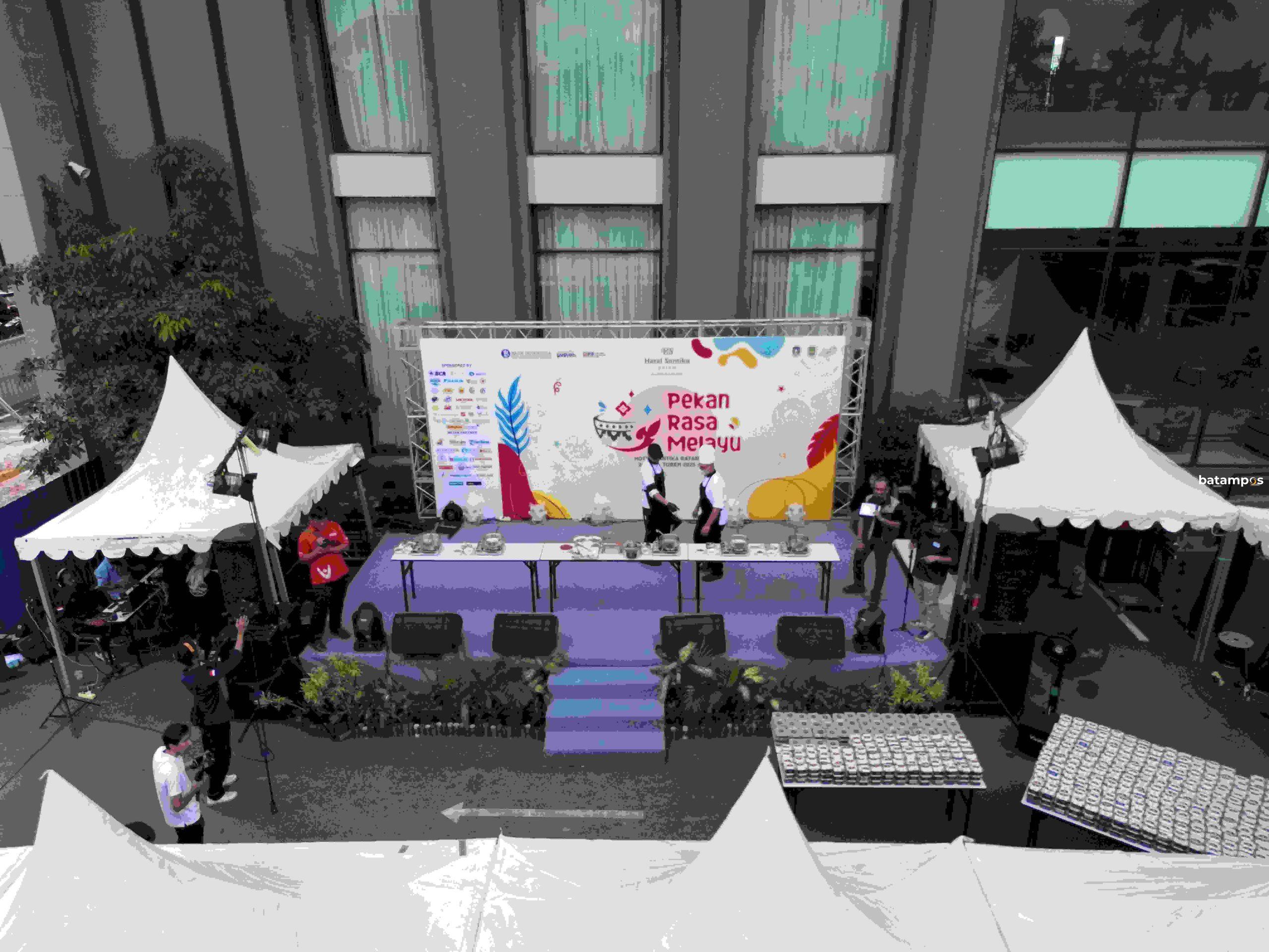 Ribuan porsi ikan asam pedas tersusun rapi di depan Hotel Santika Batam dalam ajang pemecahan rekor MURI yang digelar Bank Indonesia Kepri. Ratusan pengunjung memadati arena Pekan Rasa Melayu sambil menikmati sajian kuliner khas Melayu.