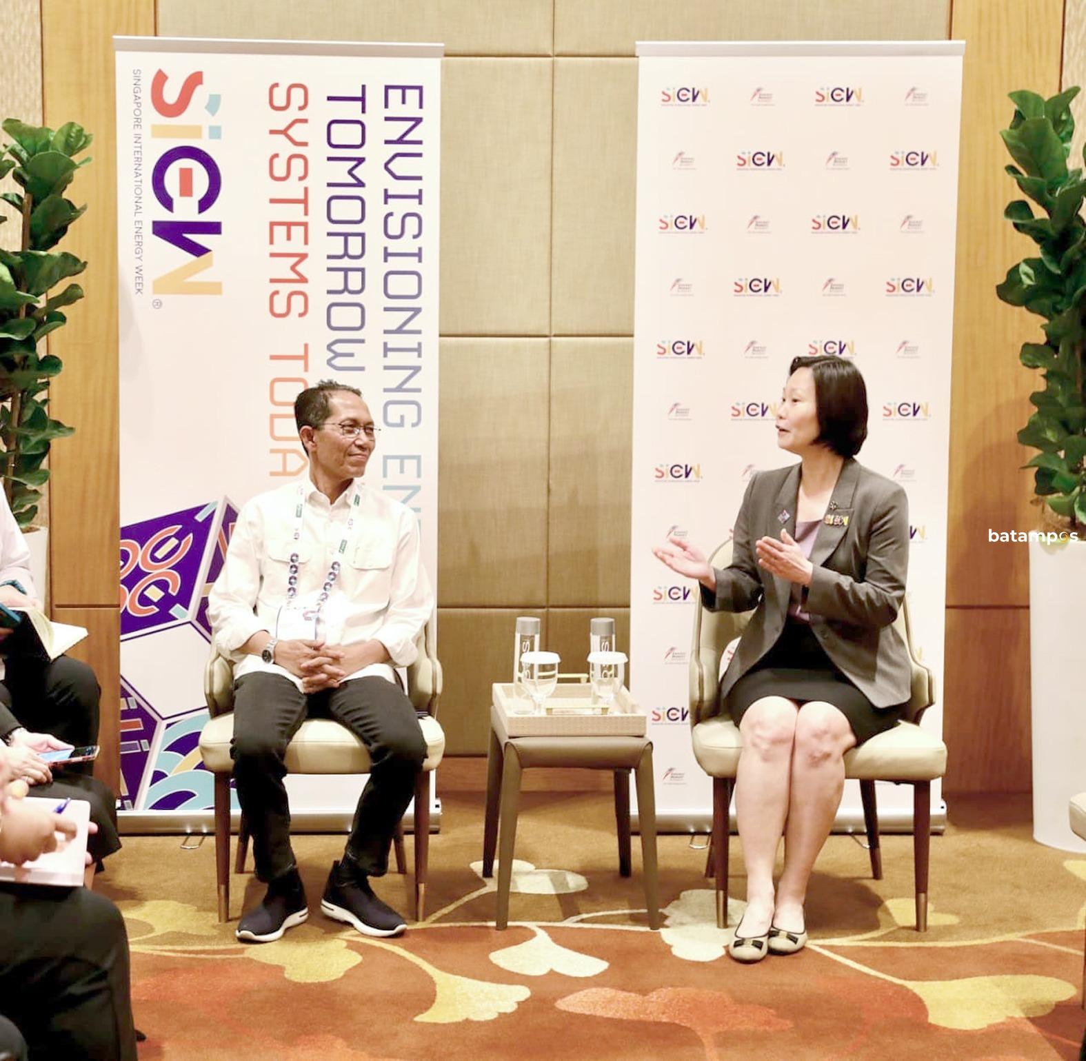 Amsakar Achmad dan Li Claudia Chandra berdiri berdampingan saat bertemu dengan Gan Siao Huang di Sands Expo and Convention Centre Singapura, membahas kerja sama pengembangan Kawasan Industri Berkelanjutan.